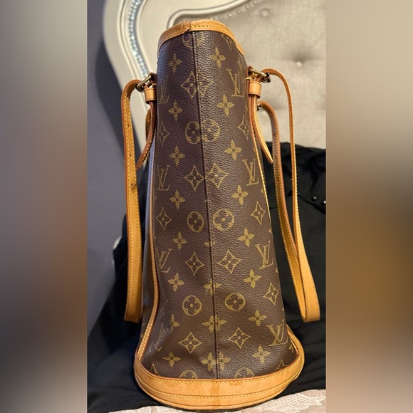 LV Monogram Bucket Bag w/ Tan Accents
Date Code:FL0012. - Picture 4 of 12